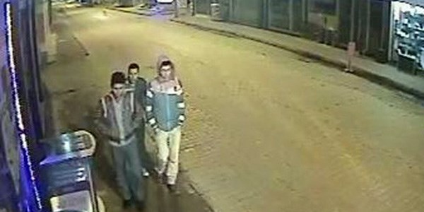 Üç kafadar otomobil çalmaya kalkıştı