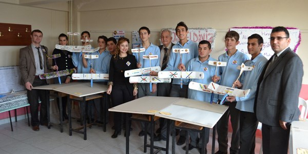 Sessiz öğrencilerden model uçak sergisi