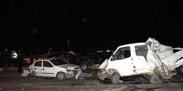 Freni patlayan kamyon ışıkta bekleyen araçlara çarptı: 1 ölü, 10 yaralı