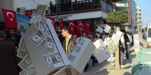 Dolarlı ayakkabı kutularıyla Ak Parti önünde eylem