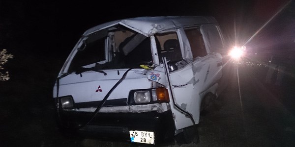 Dorsesi yana kayan tır, minibüsle çarpıştı