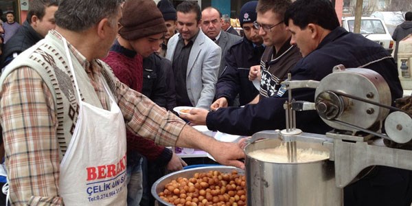 Şehit emniyet amiri için Pazarlar'da lokma dağıtıldı