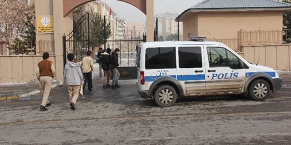 Okul �n�nde bekleyenlere 2 bin TL ceza