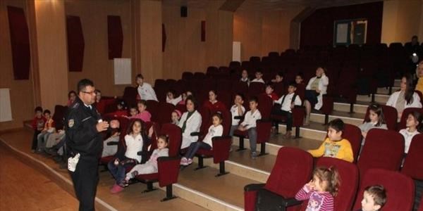 Öğrenciler 'sürücü ve yaya' hakkında bilgilendiriliyor