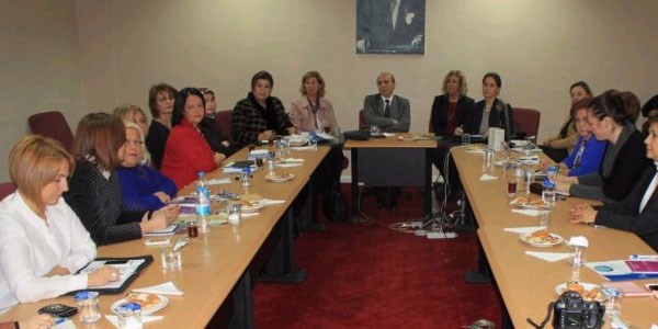 Kad�nlar, haklar� i�in bir �at� alt�nda toplan�yor