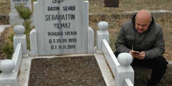 Uludere'de hayat�n� kaybedenler mezar� ba��nda an�ld�