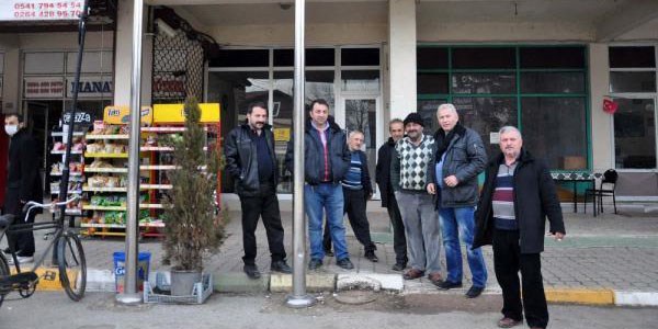 PTT �al��an� emekli olunca, mahalleli icral�k oldu