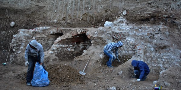 İnşaat kazısında mezarlık buldular