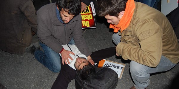 Eylem sırasında fenelaşan gence eylemciler müdahale etti