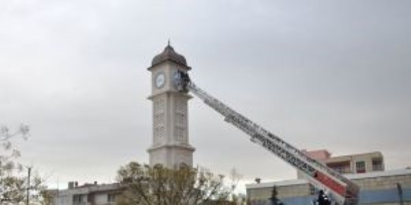 Krkaa'ta saat kulesinin saatleri tekliyor