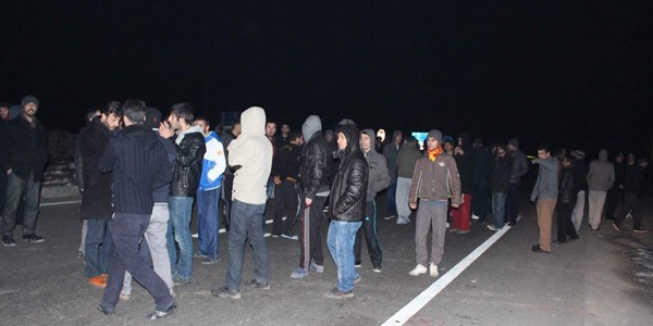 Siirt'te yolu kapatan ��renciler eylem yapt�