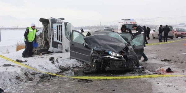 Öğrenci servisiyle otomobil çarpıştı: 1 ölü, 27 yaralı