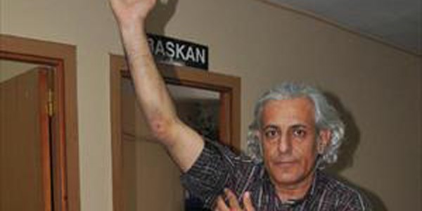 Polisten �ikayet�i olan ��retmen, v�cudundaki morluklar� g�sterdi/ Video