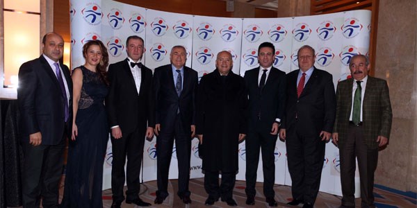 Gen� giri�imcilerden Ba�kan Ya�ar'a plaket