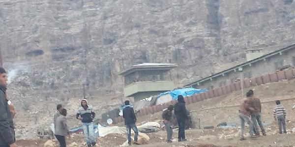 Yol kapatan eylemcilere asker m�dahale etti: 3 yaral�