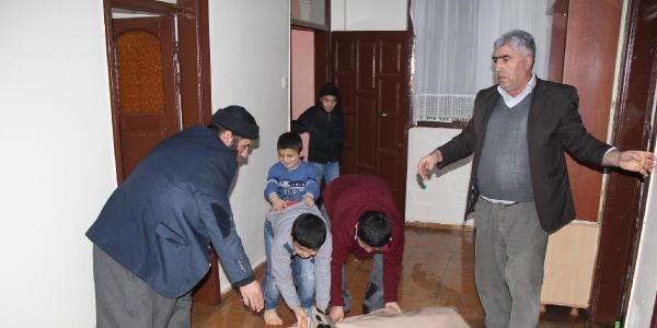 Kanalizasyon borusu patladı; 2 ev lağım suyuyla doldu