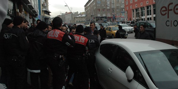 BBP'nin seçim aracına taşlı saldırı