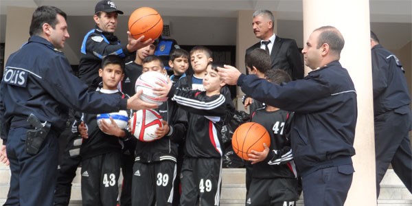 Polisten �ocuklara 'ta� atmay�n' dersi