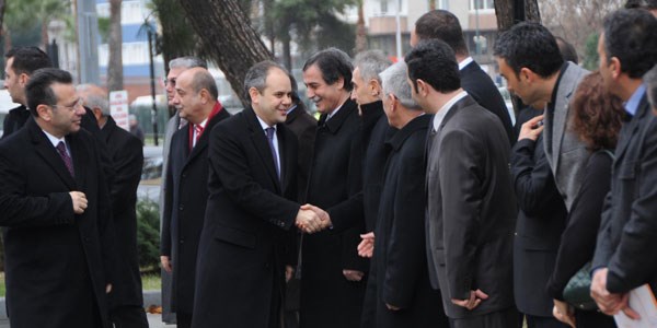 Yeni Bakana kar��lama kuyru�u/ Video