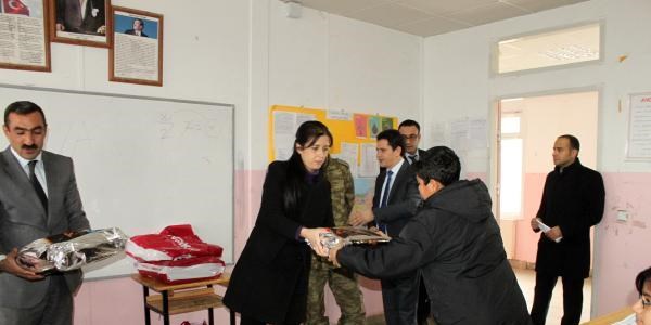 �zlem ��retmen, k�ydeki �ocuklar� k��l�k giysilere kavu�turdu