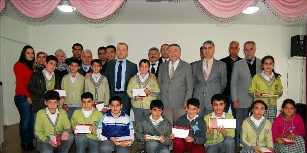 Ortaokul öğrencileri ilk burslarını aldı