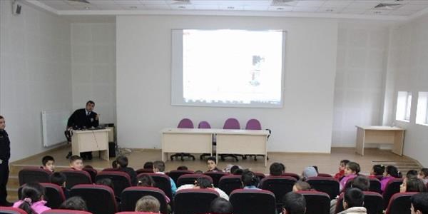 Trafik polisleri, yaya ve yolcu eğitimi verdi