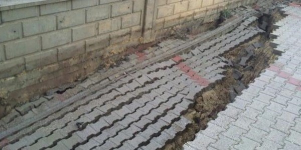 Araç park yeri çöktü, 5 araç hasar gördü