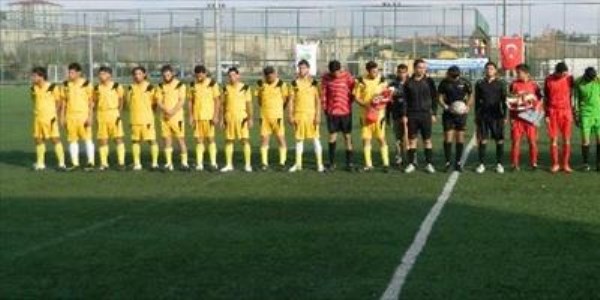 Gaziantep PMYO ve Suriyeliler arasında futbol müsabakası düzenlendi