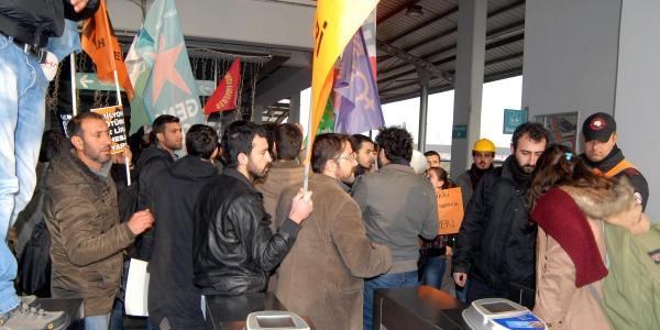 �stanbul metrosundaki AKB�L tart��mas�, �zmir'de protesto edildi