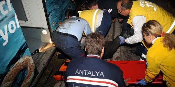 Yeni yıla saatler kala tramvayın altında kaldı