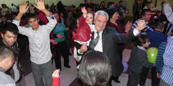 Yılbaşı eğlencesinde Kaymakam ve Belediye Başkanı engellilerle oynadı