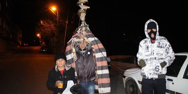 Oltu'da �ocuklar y�lba�� devesi oynatarak har�l�k toplad�