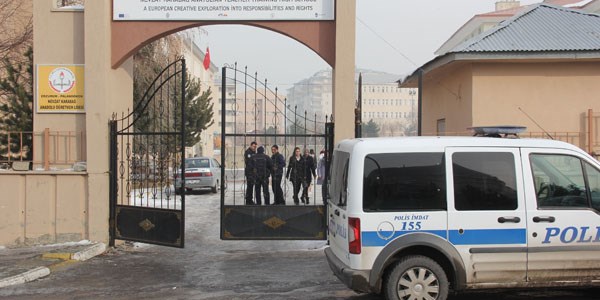 Okul nnde bekleyen 15 kiiye 2 bin 700 lira para cezas uyguland