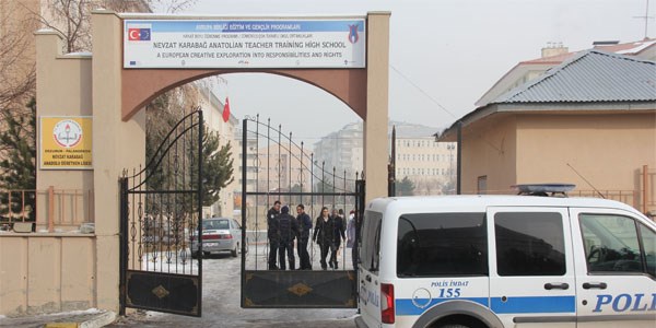 Okul �n�nde bekleyen 15 ki�iye para cezas�