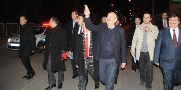 Bakan: Çayınız varsa geleyim, Vatandaş: Çay yok istemez