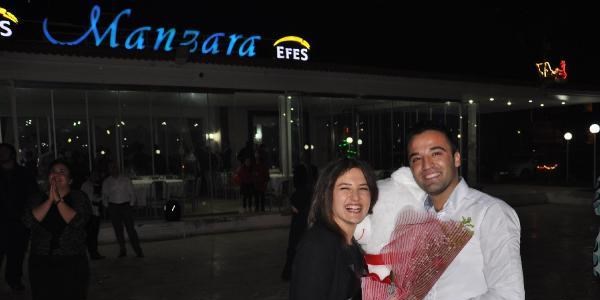 Y�lba�� partisinde s�rpriz evlilik teklifi
