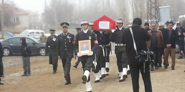 Trafik kazas�nda hayat�n� kaybeden Astsubay �avu� Yozgat'ta topra�a verildi