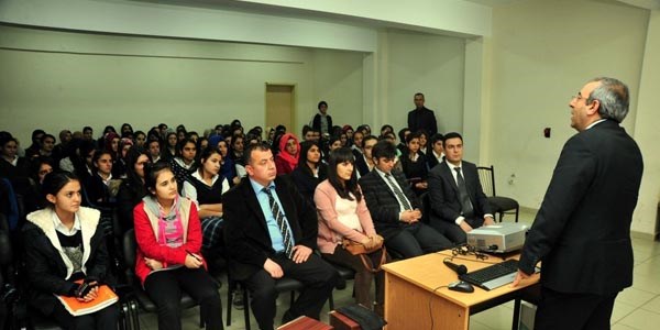 Rektör Battal, kendisine yılbaşı kartı gönderen öğrencileri ziyaret etti