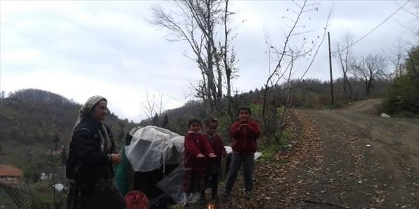 Soğukta servis bekleyen ilkokul öğrencileri ateş yakıp ısınmaya çalışıyor
