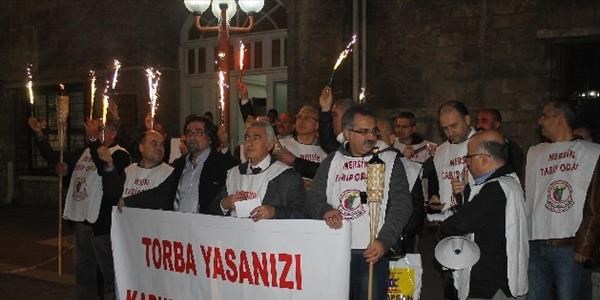 Sağlık çalışanları 'Torba Yasayı' protesto etti