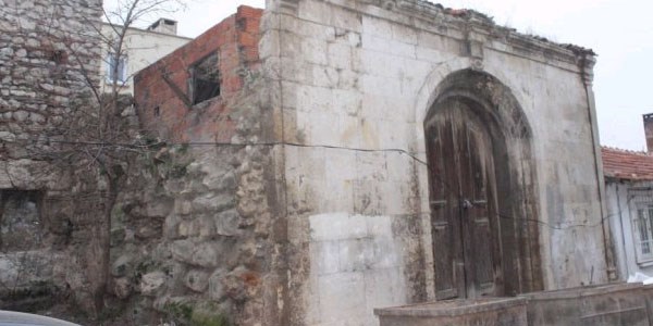 Tarihi binanın kenarları yıkılınca tarihin içine girdiler