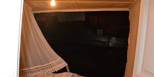 Çay içerken evinin duvarları çöktü