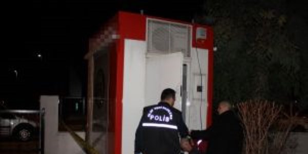 Polislerin oturduğu sitenin bahçesindeki ATM'yi soymaya kalktılar