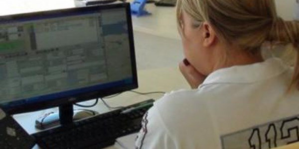 Telefonun pin kodunu dahi '112'ye soruyorlar/ Video