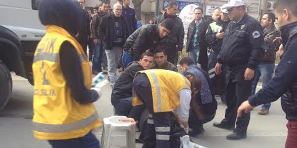 Kamyonun altında kalan yaşlı adamın ayağı koptu