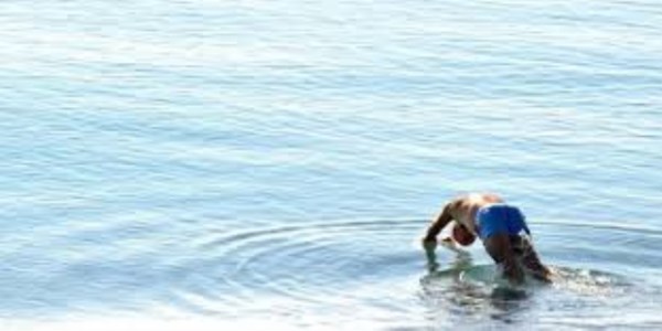 Antalya'da vatandaşlar denize girdi