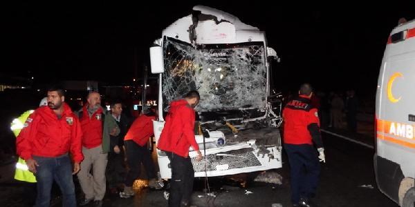 Düğünden dönen midibüs TIR'a çarptı. 10 yaralı