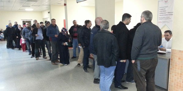 Çocuk hastanesindeki yoğunluk aileleri çileden çıkardı
