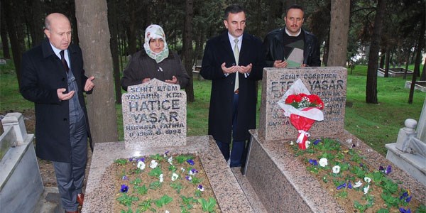 Şehit öğretmen ve kızının mezarı yenilendi