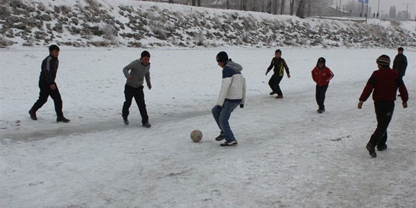 Buz tutan nehirde futbol maçı